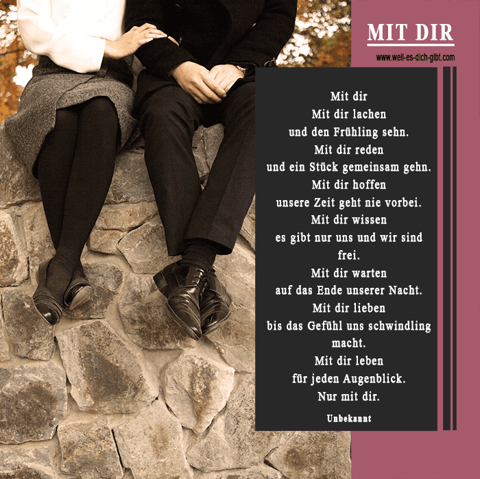 Romantisches Pärchen auf einer Mauer sitzend, Hände ineinander verschränkt. Darüber ein Gedicht über die Liebe und das Leben zu zweit.