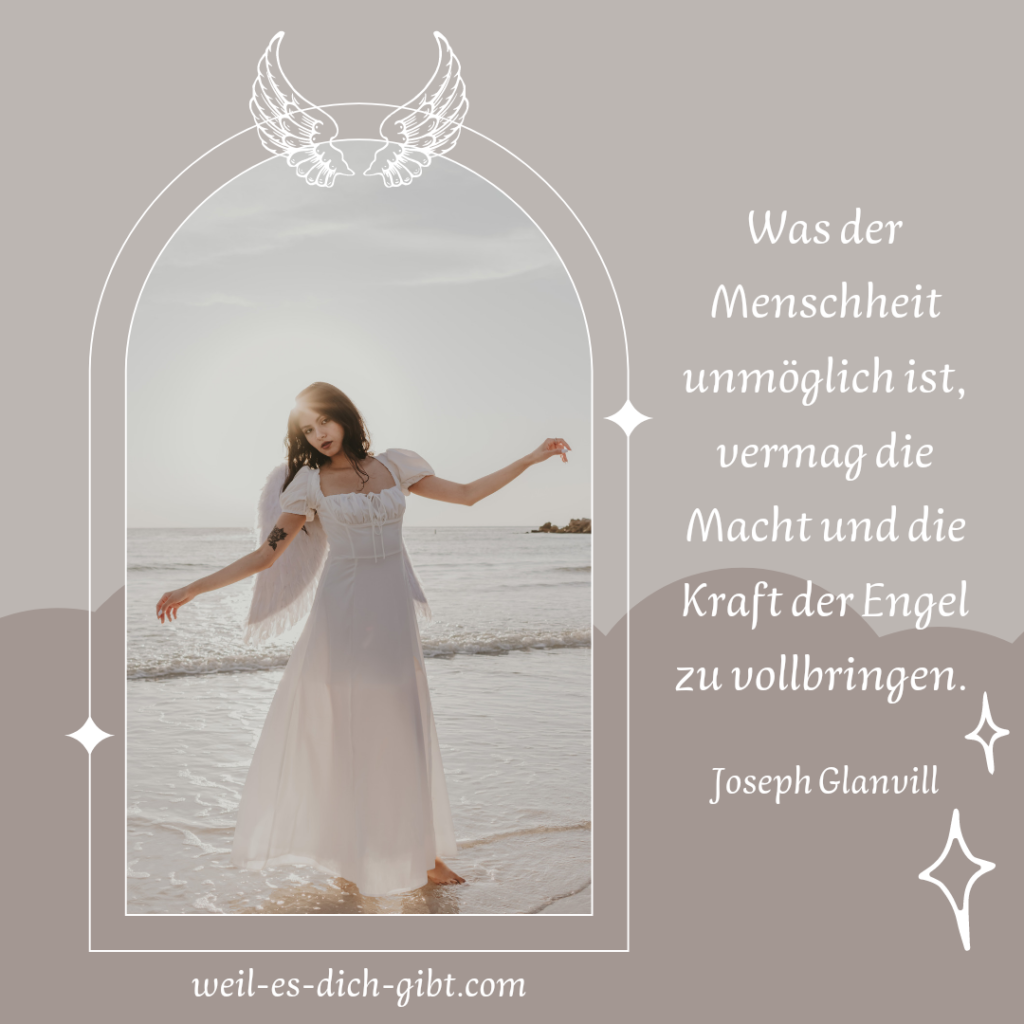 Eine Engel-Frau im weißen Kleid und mit Flügeln steht barfuß am Strand vor dem Meer. Daneben steht das Zitat von Joseph Glanvill: "Was der Menschheit unmöglich ist, vermag die Macht und die Kraft der Engel zu vollbringen."