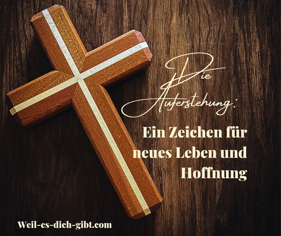 Ein hölzernes Kreuz auf einem Holz-Hintergrund. Der Spruch "Die Auferstehung - Ein Zeichen für neues Leben und Hoffnung" steht daneben.